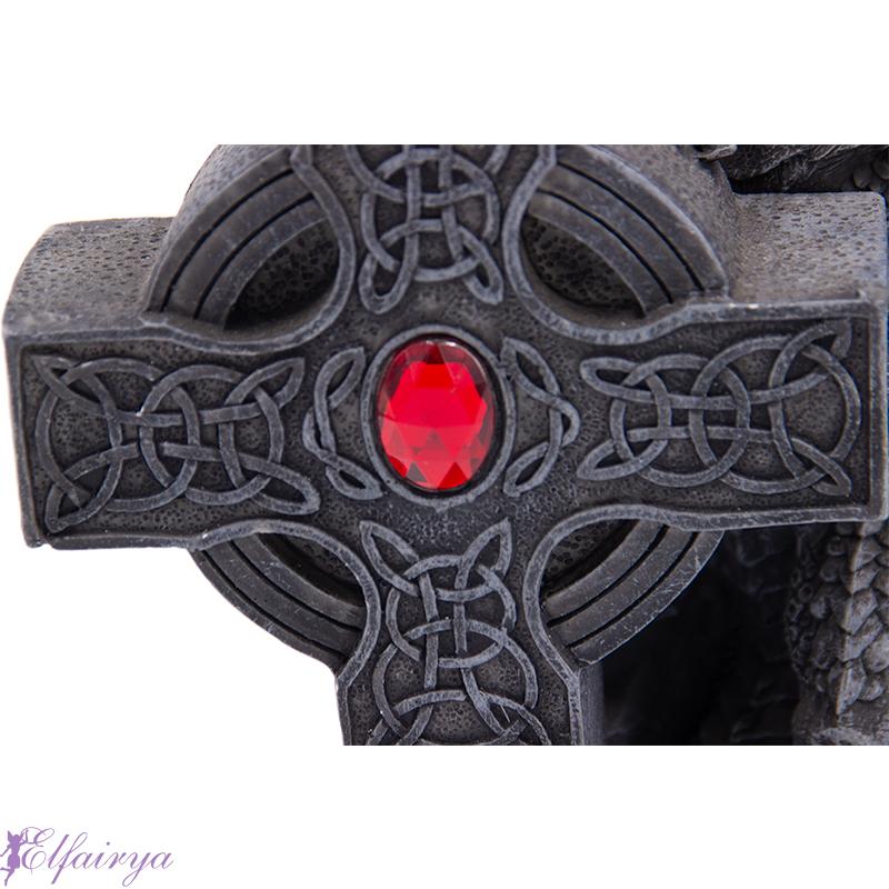 Drache mit keltischem Kreuz und rotem Kristall